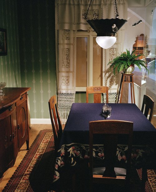 Matsal i jugend från Nordiska museets utställning Möblerade rum.